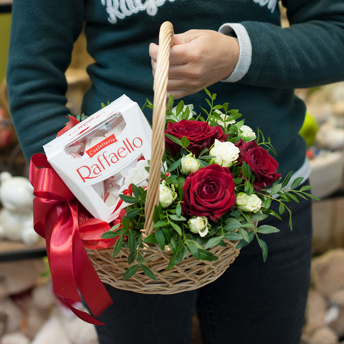 Заказать подарок цветы. Корзина с цветами и конфетами. Букет цветов подарок. Цветы подарочные букеты. Букет в подарочной коробке.