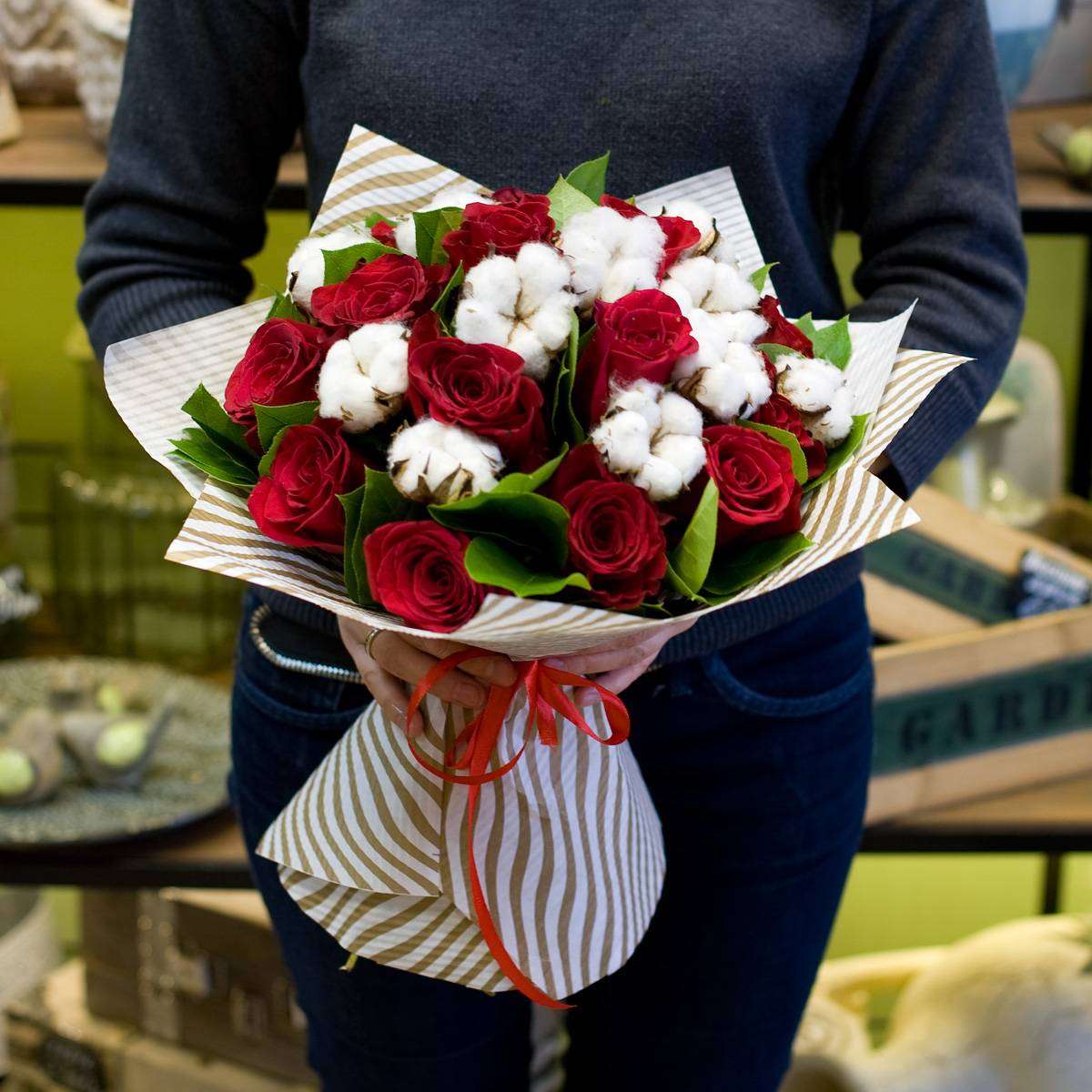 Доставка букетов фото. Оригинальные букеты из роз. Букет красных роз. Букет из красных роз. Букет из роз и хлопка.