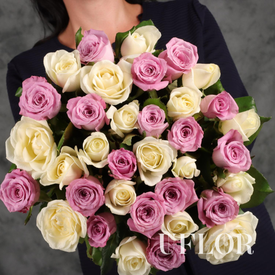 35 белых и розовых роз