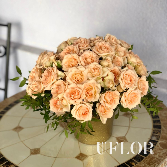 Французские розы в керамической вазе